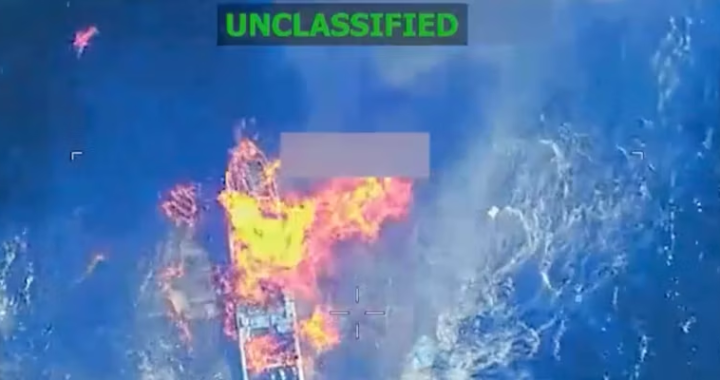 Una embarcación arde tras ser bombardeada por fuerzas estadounidenses en el océano Pacífico el 29 de mayo de 2026. (Foto del Comando Sur de EE. UU./captura de pantalla)