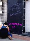 Una manifestante pinta un grafiti en memoria de Astrid Conde, excombatiente de la FARC recientemente asesinada. Foto: Andrea Umaña